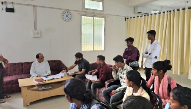 संत गहिरा गुरु विश्वविद्यालय के परीक्षा परिणाम में भारी विसंगति:आजाद सेवा संघ ने कुलपति से की मुलाकात